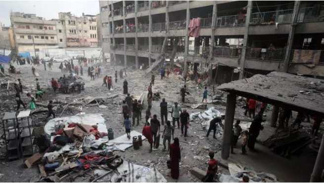 Israel Intensifies Gaza Strikes Ahead of Ceasefire Talks at the White House Widespread destruction in Gaza following Israeli airstrikes, with collapsed buildings and debris covering the streets.