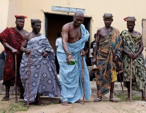 Scrap picker caught with woman under wear and used pad Man caught in backyard holding woman’s underwear and used pad, claiming he was only picking scrap.