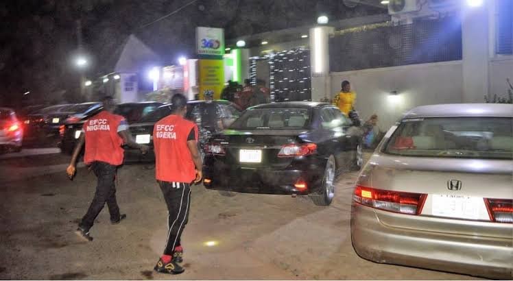 EFCC arrest group of Yahoo boys EFCC officers arrest Yahoo Boys in Edo after they threw bundles of cash into a swimming pool during a lavish party.