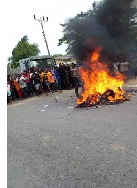 Thief burnt alive Crowd gathered at a crime scene in Port Harcourt where a man was allegedly burnt alive over generator theft.