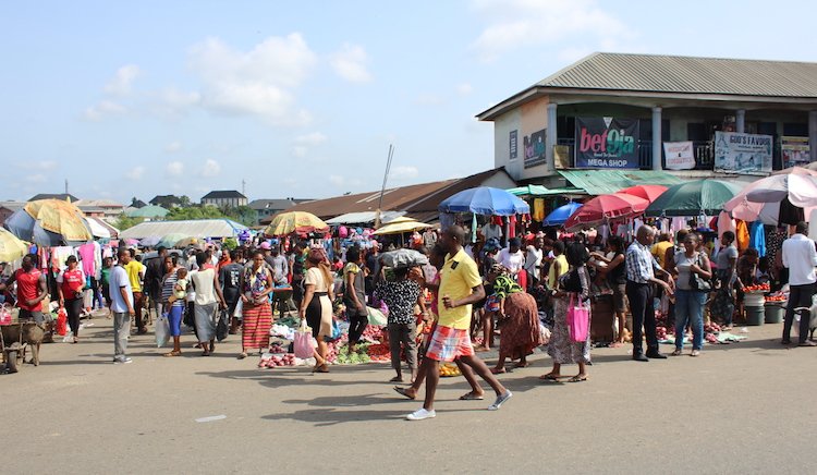 Two traders fight over selling space Two traders fighting over selling space in a Rivers market as people gather to watch.
